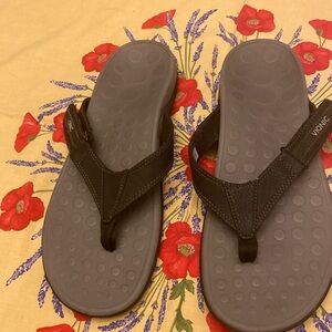 Women’s Black and gray Vionic adjustable. Comfortable for anytime of year!